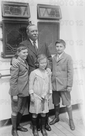 Sir A. Conan Doyle and children nown