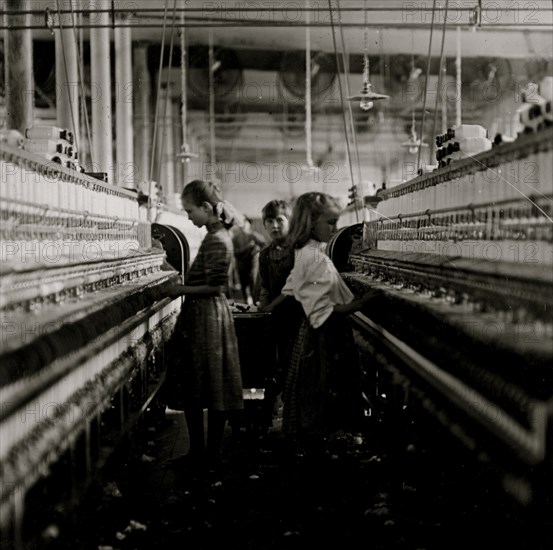 Spinners & doffers in Mollahan Mills, 1908