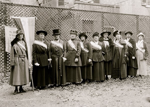 Suffragettes pose in a group 1913