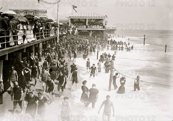 Sunday crowd on board walk and beach, Asbury Park 1908