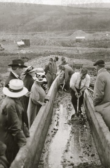 Taking gold from Chatanika, sluice-box 1915