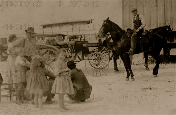 Tiny children work in the Peerless Oyster Co 1911