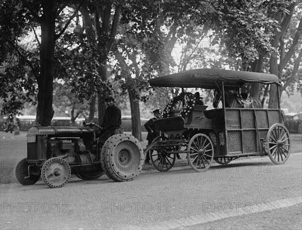 Tony Tom Mix's horse drawn by tractor, 1925