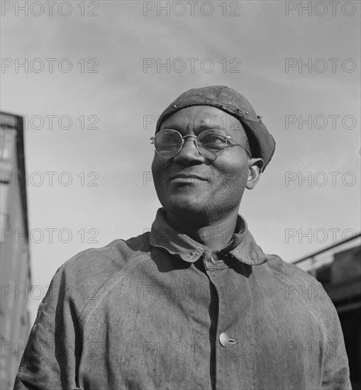 Steel car repairer and rivet driver, at the car shops of the Atchison, Topeka and Santa Fe Railroad 1943