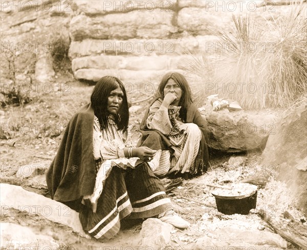 Campfire Apache Women 1903