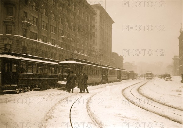 Washington DC Blizzard in 1922, Trolleys all stuck and lined up 1922