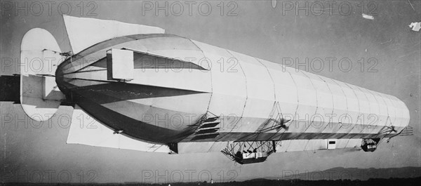 Zeppelin airship in flight 1908