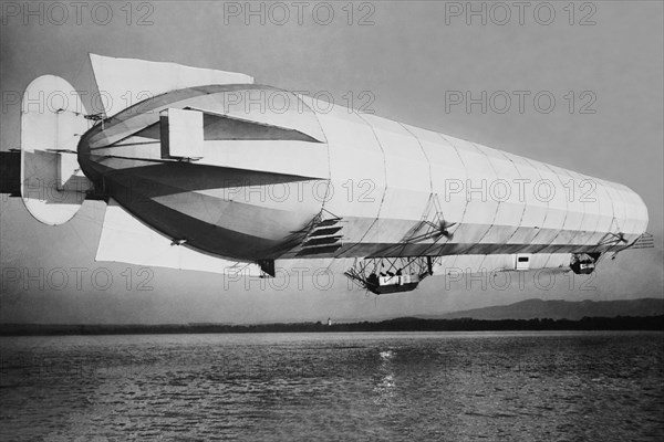 Zeppelin in Flight 1908