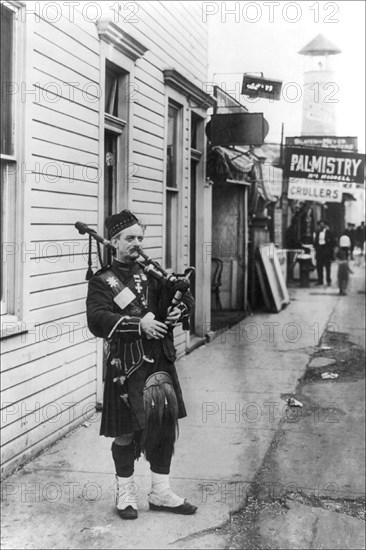 Scottish Bagpiper 1900