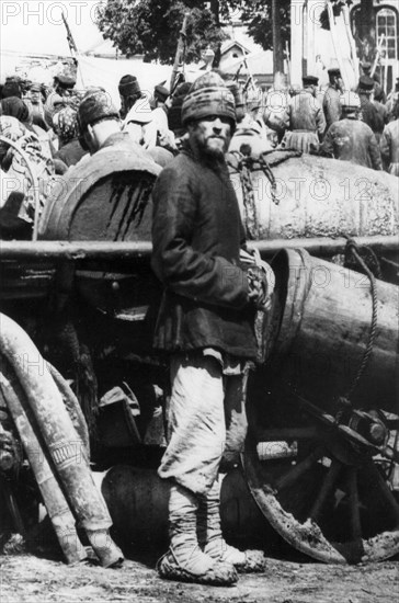 A tar worker at the market in lyskovo, russia in 1898.