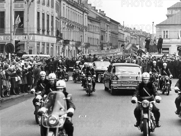 Warsaw citizens cordially welcomed the g,d,r, representatives (incl, walter ulbricht) on 14 march 1967, lining the streets from warsaw central station to wilsaniv, residence of the g,d,r, guest.