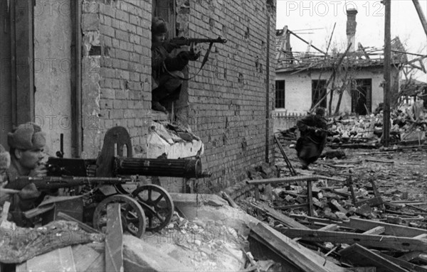 World war 2, battle of stalingrad, soviet guardsmen firing on german automatic riflemen, november 1942.