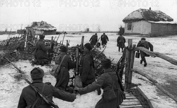 World war 2, battle of stalingrad, soviet machinegunners advancing their firing position under cover of trench mortar fire northwest of stalingrad, december 1942.