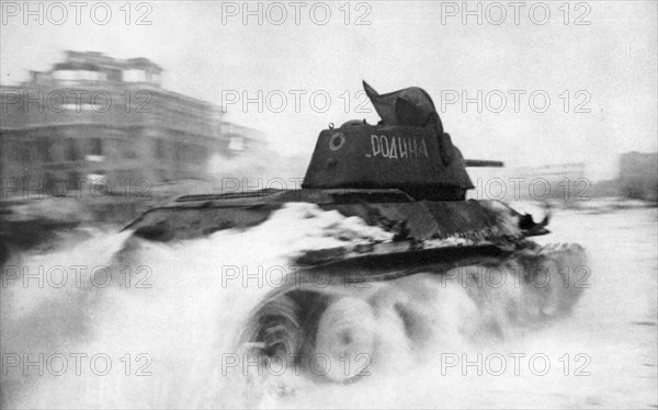 World war 2, battle of stalingrad, a soviet t-34 tank 'rodina' in the square of fallen fighters in stalingrad, january 1943.