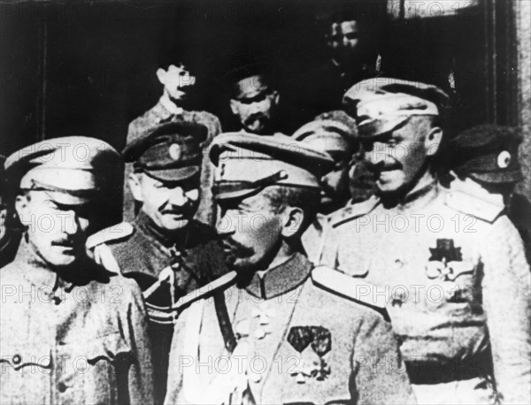 General lavr georgiyevich kornilov (1870-1918), front, center, white russian (anti bolshevik) military leader, commander-in-chief of all russian forces, 1917, civil war.