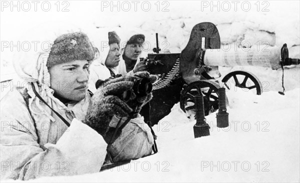 Since the outbreak of the war, jr, lieutenant vera minayeva (left) commands a machine gun platoon, gallantly fights german fascist invaders, she was in enemy encirclement and twice escaped from german captivity.