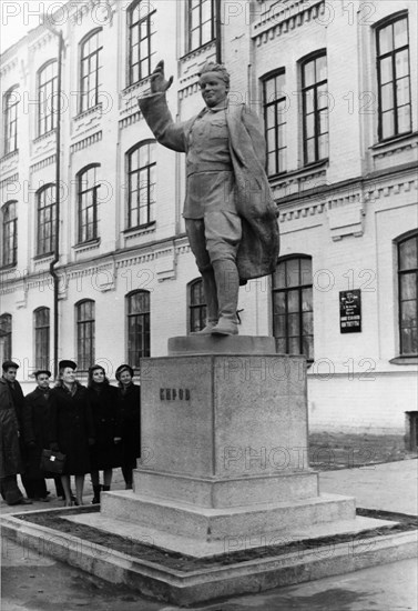 A monument to sergei mironovich kirov in kazan, tatar autonomous republic, it stands in front of the building of the chemical technological institute bearing his name, this building once housed a technical school that kirov attended, october 1949.