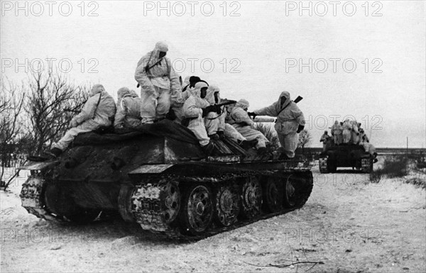 Battle of stalingrad, soviet t-34 tanks and infantry advancing on stalingrad from the south, february 1943.