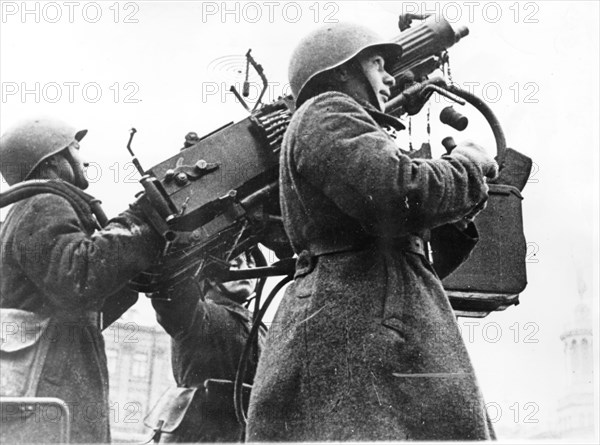 Battle for moscow, 1941, anti-aircraft machine gun in a moscow street.