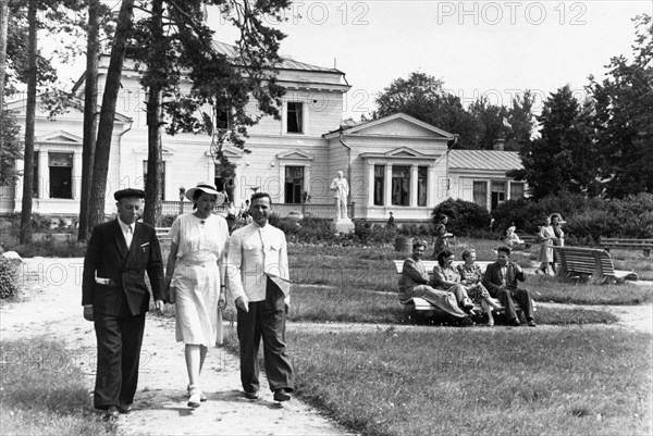 Soviet health spa, a garden of the vinogradovo rest home for teachers in the moscow region, it is run by the trade union of employees of elementary and secondary schools of the russian federation, may 1951.