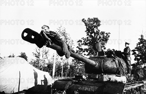 The boiko's tank unit receives new js-122 (joseph stalin 122) heavy tanks, 1942, tank commander,  junior lieutenant alexandra boiko watches the gun-layer, guards' sargeant russkikh, don the gun tarpaulin on her order.