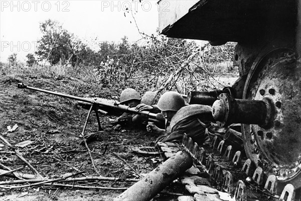 world war ll, red army soldiers with an anti-tank gun repelling a tank attack during the battle of kursk, 1943.