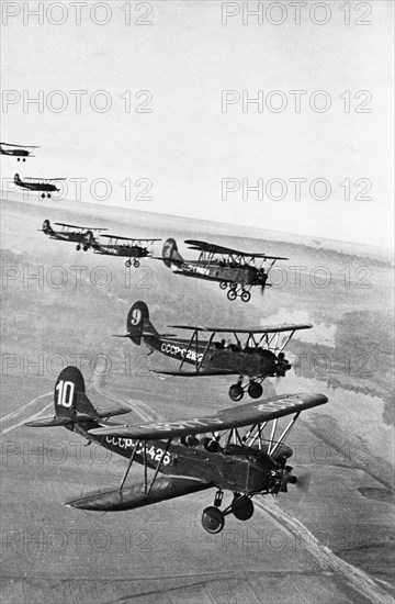 Workers of the molotov automobile works in gorky (nizhni novgorod) learn to fly at the plant's air club, the planes are polikarpov po-2 (u-2) trainers, 1940.