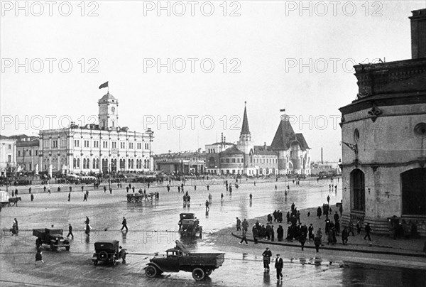 Komsomolskaya square, moscow, 1935, in the background: leningradsky (left) and yaroslavsky (right) rail terminals with a metro station between them, in the right foreground is a corner of the kazansky terminal.