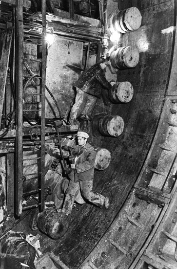 Moscow subway (metro), moscow, ussr, through -tunelling at komsomolskaya station january 1949.