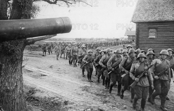 World war 2, august 1943, red army reserves marching to the advanced lines.