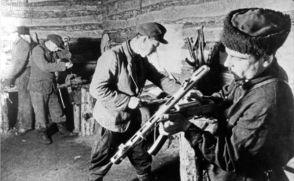 Byelorussian partisans of the kotovsky detachment in the shop for making arms.
