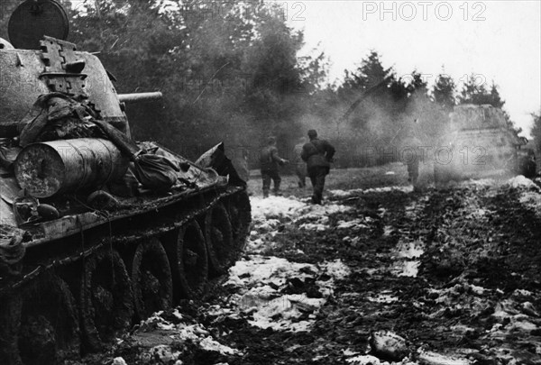 A soviet armored division under the command of lieutenant-general poluboyarov advancing along the western bank of the river oder, january 1945.