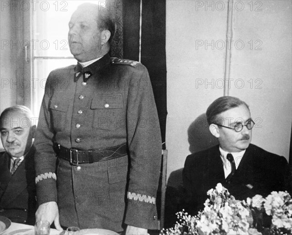 All-slav committee gives reception to leaders of the polish republic, colonel-general m, rola-zymierski, commander-in-chief of the polish army, speaks of the friendship between the soviet union and the polish peoples and the fellowship in arms of the polish and soviet armies, h, minc is on the right.