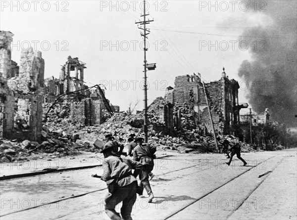 World war 2, naval infantrymen of the soviet black sea fleet driving the germans out of ruined buildings in sevastopol, crimea, 1944.