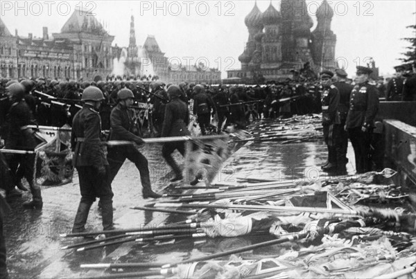 Red army soldiers dumping nazi banners at the foot of lenin's tomb during ve day celebrations in red square in moscow at the end of world war 2, 1945.