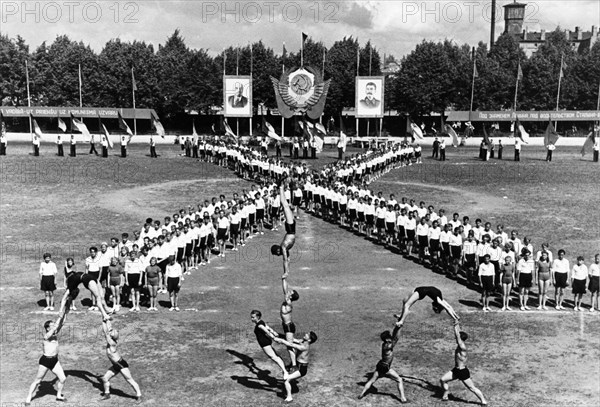 Song festival in riga, sport performance of the pupils of the training institutions of the administration of labor reserves of the latvian ssr on the occasion of the 10th anniversary of soviet latvia, july 1950.
