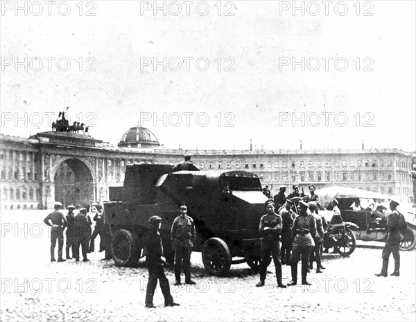 Troops of the provisional government on palace square in petrograd ( st, petersburg ), july 1917.