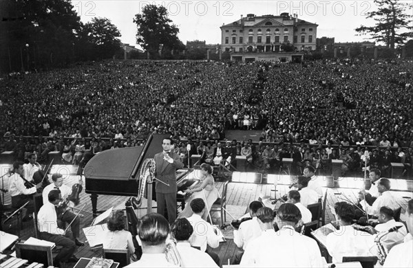 The polish ensemble 'blue jazz', conducted by richard damrosh and featuring pianist brigida shimlovska, performing gershwin's rhapsody in blue in the green theater of the gorky central park of culture and rest, july 1956.