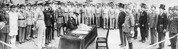 Leiutenant-general k,n, derevyanko, representative of the ussr, signing the act of japan's capitulation on board the american battleship missouri, 1945, general macarthur is at the microphone, to the left are the representatives of the allied countries and to the right is the japanese delegation.