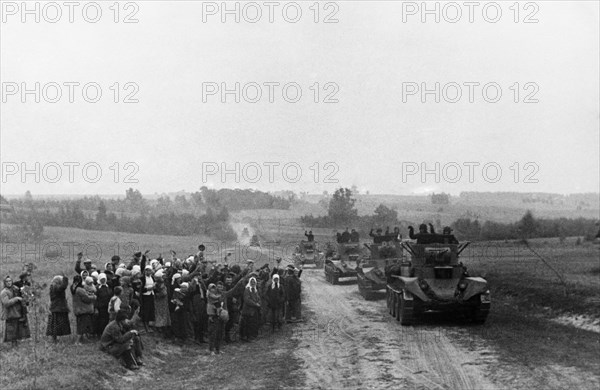 Peasants greeting units of the red army near grodetsk in western belorussia, september 1939, on september 17, 1939 the soviet government gave instructions to the high command of the red army tocross the frontier and take over the protection of life and property of the population of western ukraine and western belorussia.
