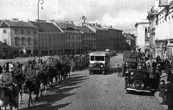 Units of the red army on the streets of vilno (vilna), vilno, capital of lithuania,  was annexed by poland between 1920-1939, occupied by soviet army in september 1939, annexed with the rest of the lithuania to ussr in 1940.