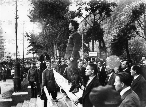 Leon trotsky speaking at the tomb of victims of an explosion at the head quarters of the moscow city committee of the russian communist party of bolsheviks, leontyevsky lane, moscow, soviet union.
