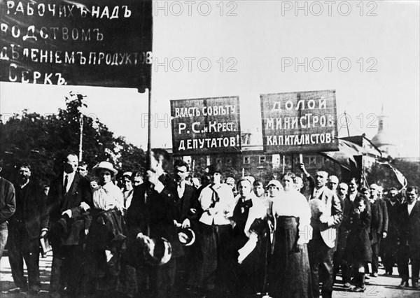 Petrograd workers during the july demonstration in 1917.