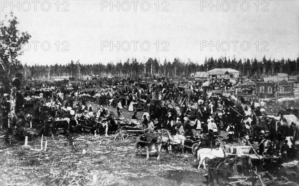 An open marketplace in the town of novonikolayevsk which grew into the present industrial city of novosibirsk, siberia, russia, early 1900s.