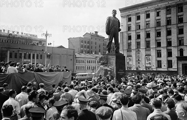 A crowd at the unveiling ceremony of a monument dedicated to vladimir mayakovsky in moscow, july 29, 1958, the monument was made by sculptor a, kibalnikov.