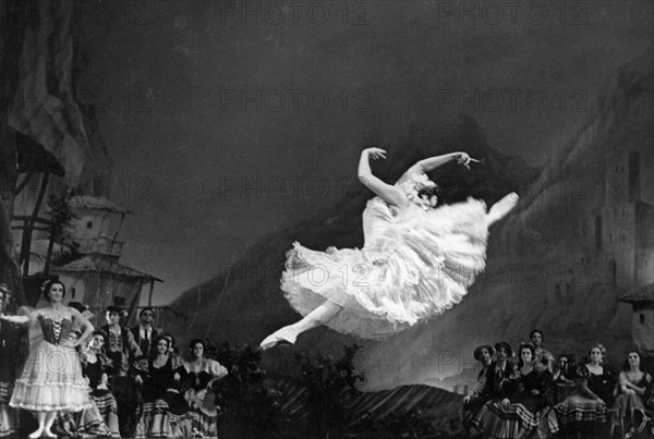 Soviet ballet dancer, marina kondryateva, in the title role in laurencia, alexander krein's ballet based on a play by lope de vega, 1950s (?).