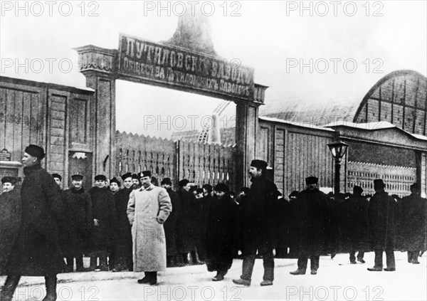 Striking workers of the putilov factory outside the gates of the plant in petersburg, russia during the 1905 revolt.