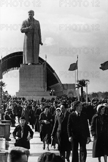 Monument to joseph stalin in front of the mechanization pavillion of the all-union agricultural exhibit in moscow, 1941, people's commissar of agriculture of the ussr, i, benediktov, spoke at the meeting during the inauguration which had an attendance of in excess of 50,000 people.