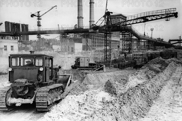 The novolipetsk iron and steel mills under construction near the kursk magnetic anomaly, the plant will be the major metal supplier for the central and southern regions of the european part of the country, late 1940s.