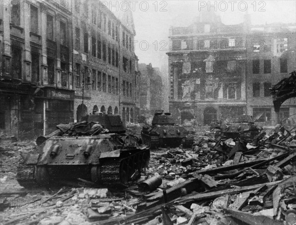 World war 2, soviet t-34 tanks during street fighting in poznan, poland, february 1945.